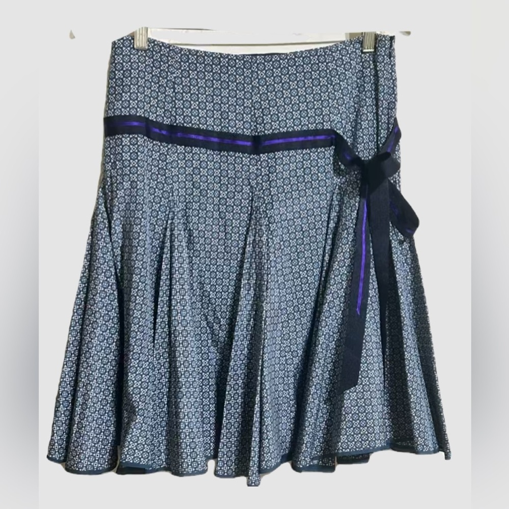 menchen Tomas high waisted skirt with side zip and pleated geometrical design